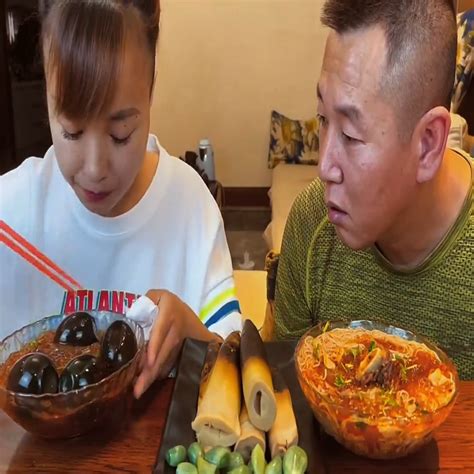 husband and wife eating show|funny husband and wife eating food.